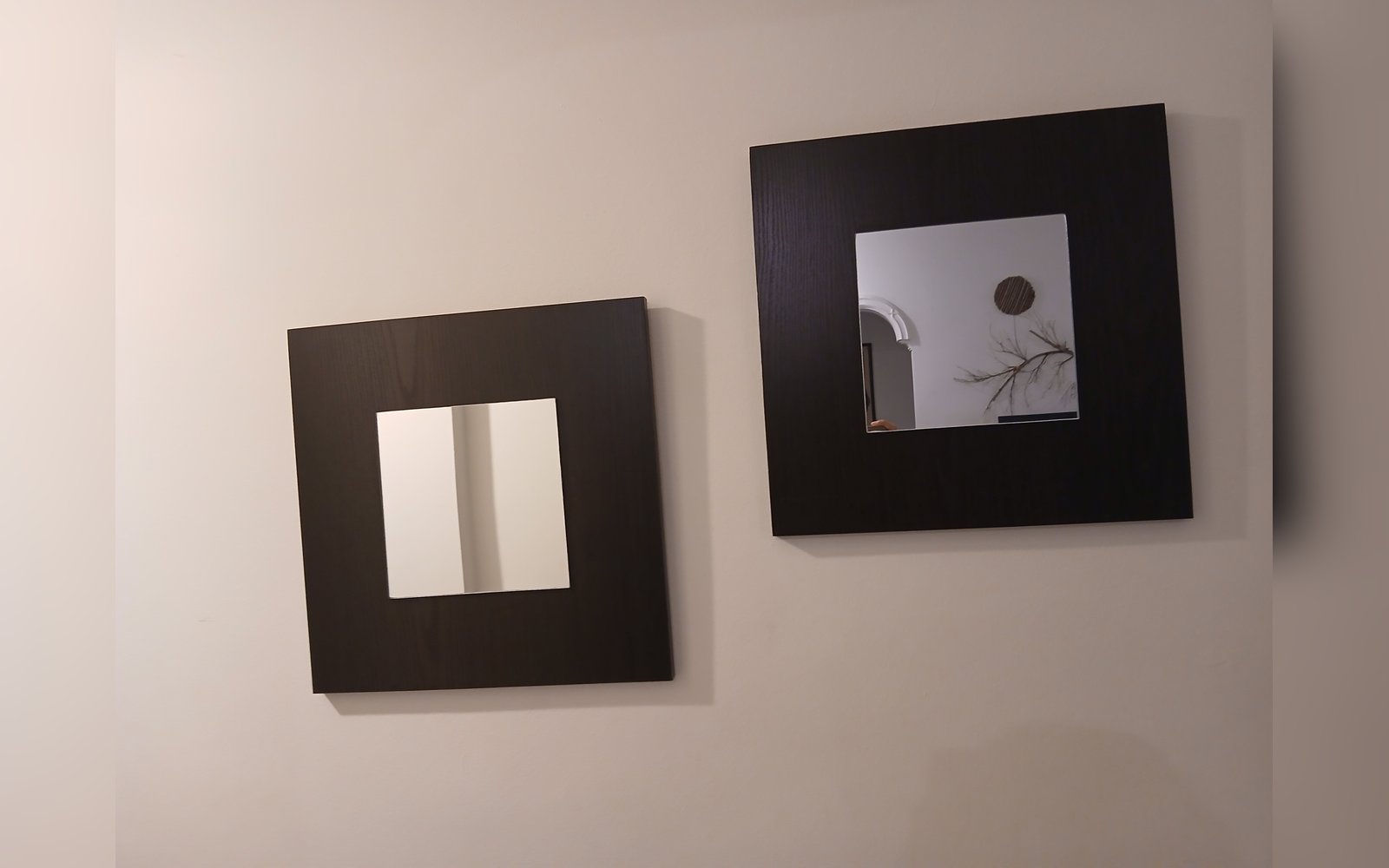 مرأة مع برواز