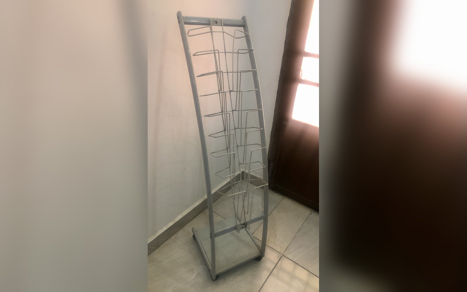 ستاند بروشورات بحالة ممتازة للمحلات