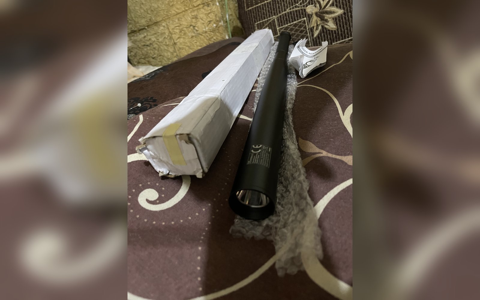 كشاف قنوة فيه ٣ وضعيات لطاش وخفيف وقوي ضو مدى الرحل وللسيارة  بشتغل على بطاريات جديد الكشاف