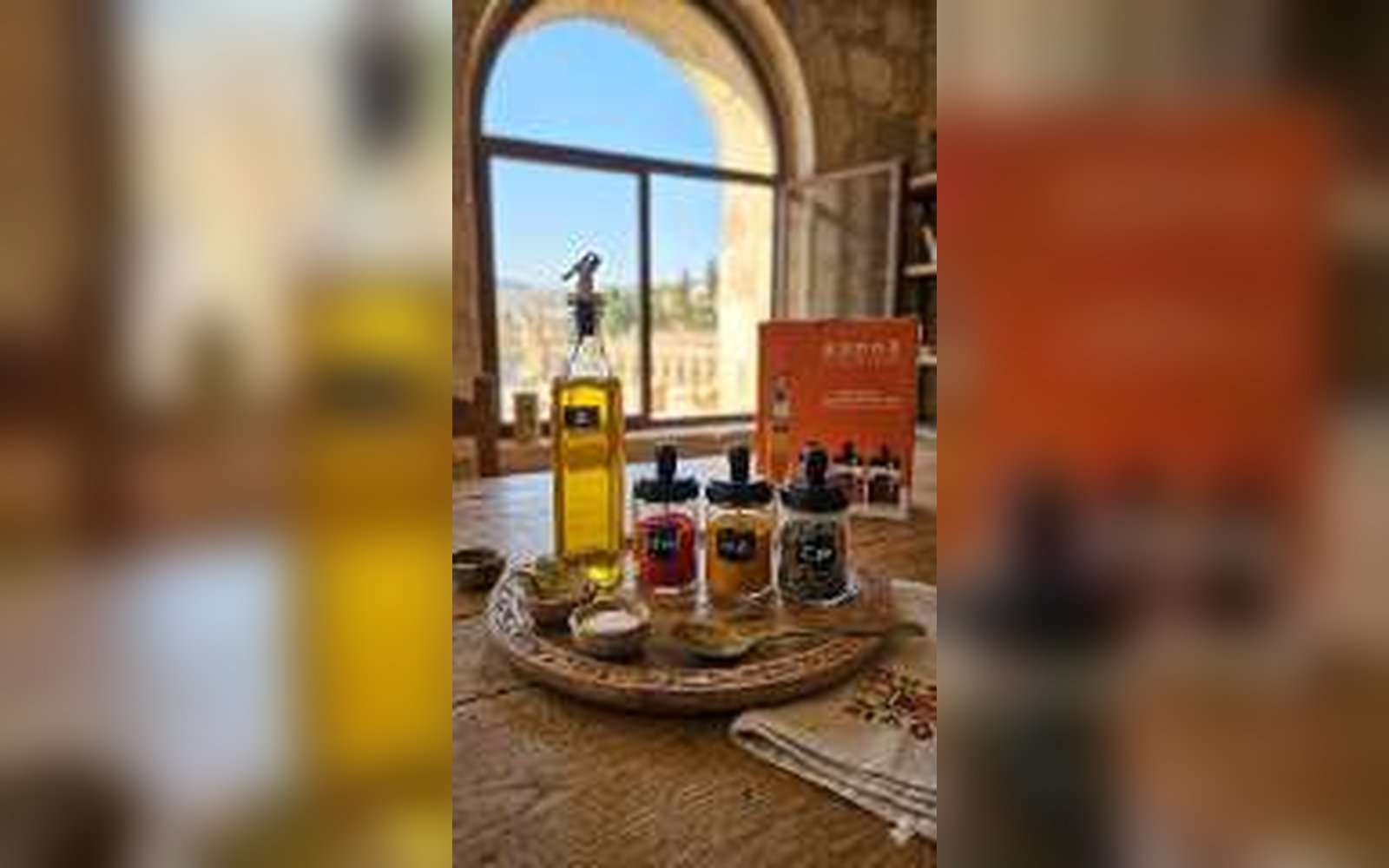 طقم مزيتة مع ٣ علب توابل