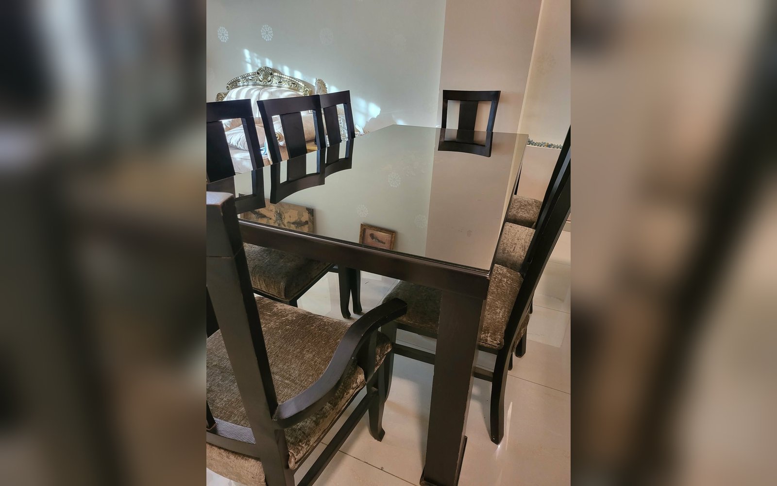 طاولة سفرا مع 8 كراسي للبيع