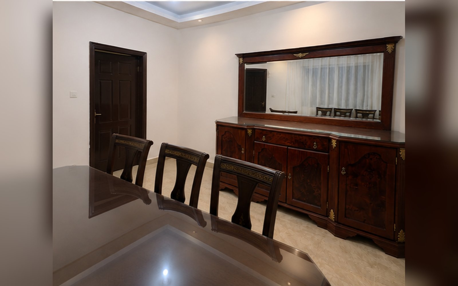 طاولة سفرة ٨ كراسي مع بيرو